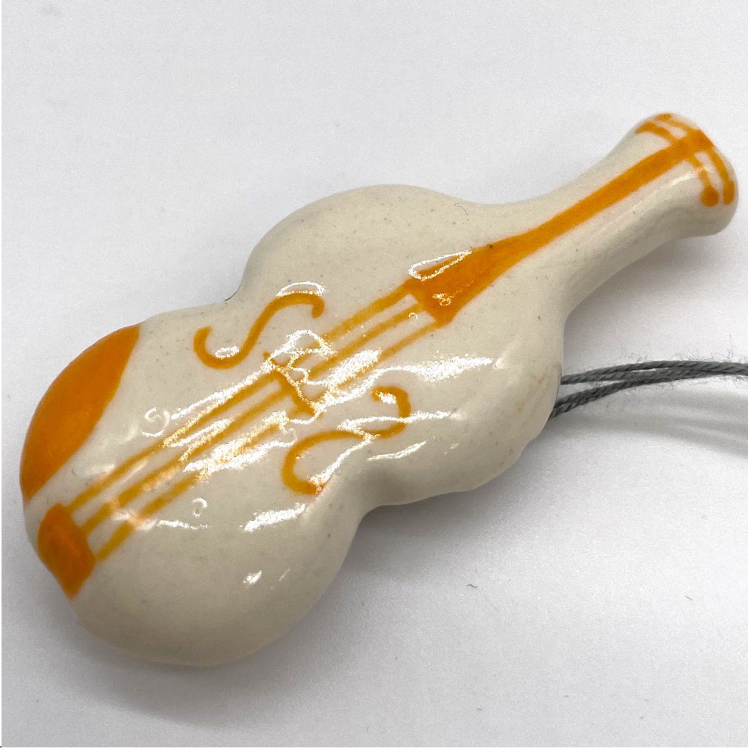 (新古品) 帯留め 陶磁器 カジュアル 真珠色(しんじゅいろ) 陶器 バイオリン 楽器 長さ約6cm 幅約2.5cm Sランク 白系 1137000202911