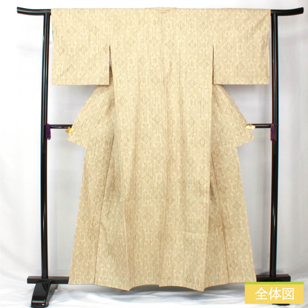 Pure silk tsumugi (pongee) kimono, length 159cm, sleeve length 63.5cm, light egg-colored (usutamagoiro) with warp ikat (kasuri) and geometric patterns, with basting threads, A-rank, lined, beige, product number 1116003883325