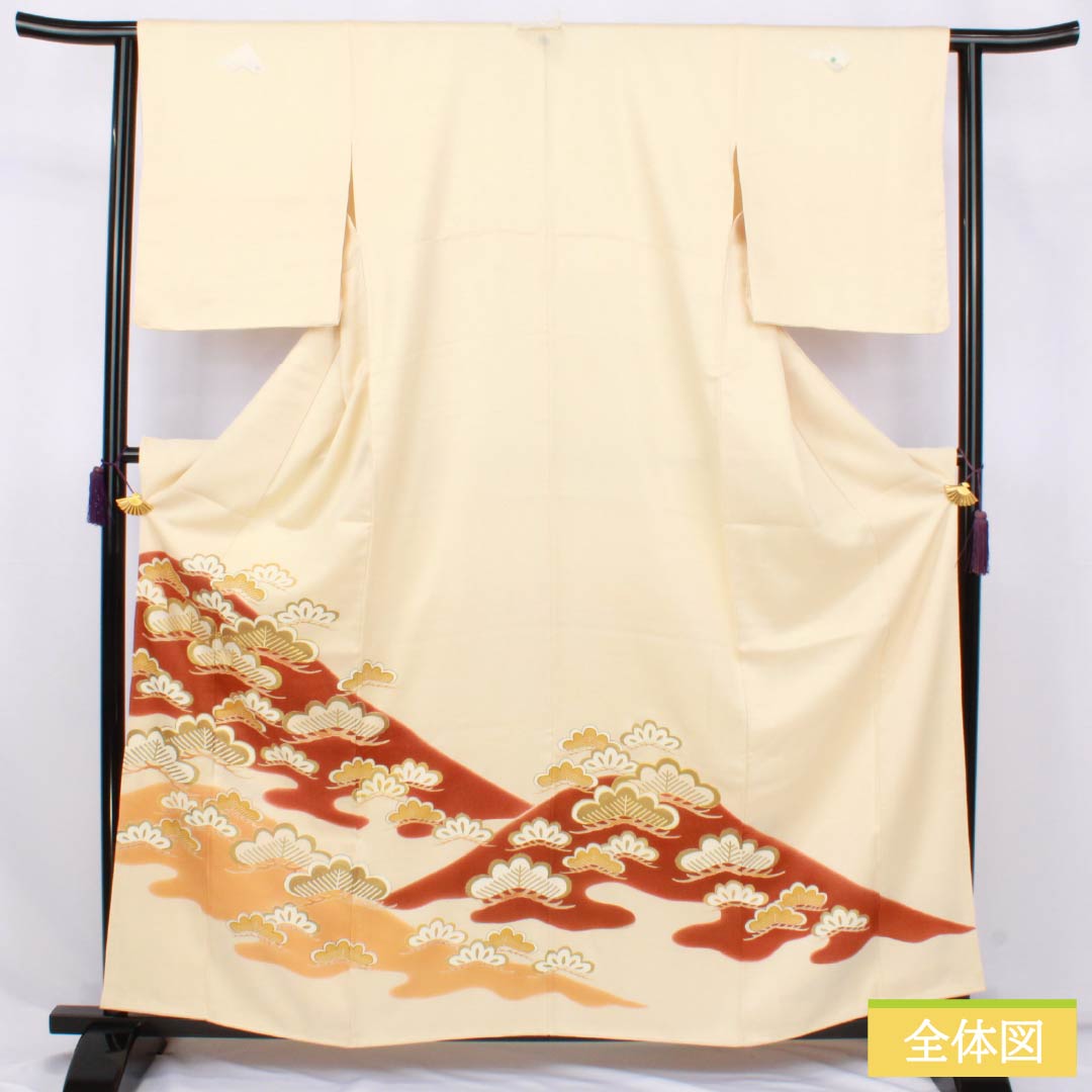 Irotomesode Silk A-Rank Length 160.5cm Sleeve-to-Sleeve 62.5cm Lined Neri-iro (Creamy White) Three Family Crests Gosan-kiri Daimaru Bespoke Kyo-Yuzen Gold couching embroidery Pine Three Family Crests Cream system 1111001993415