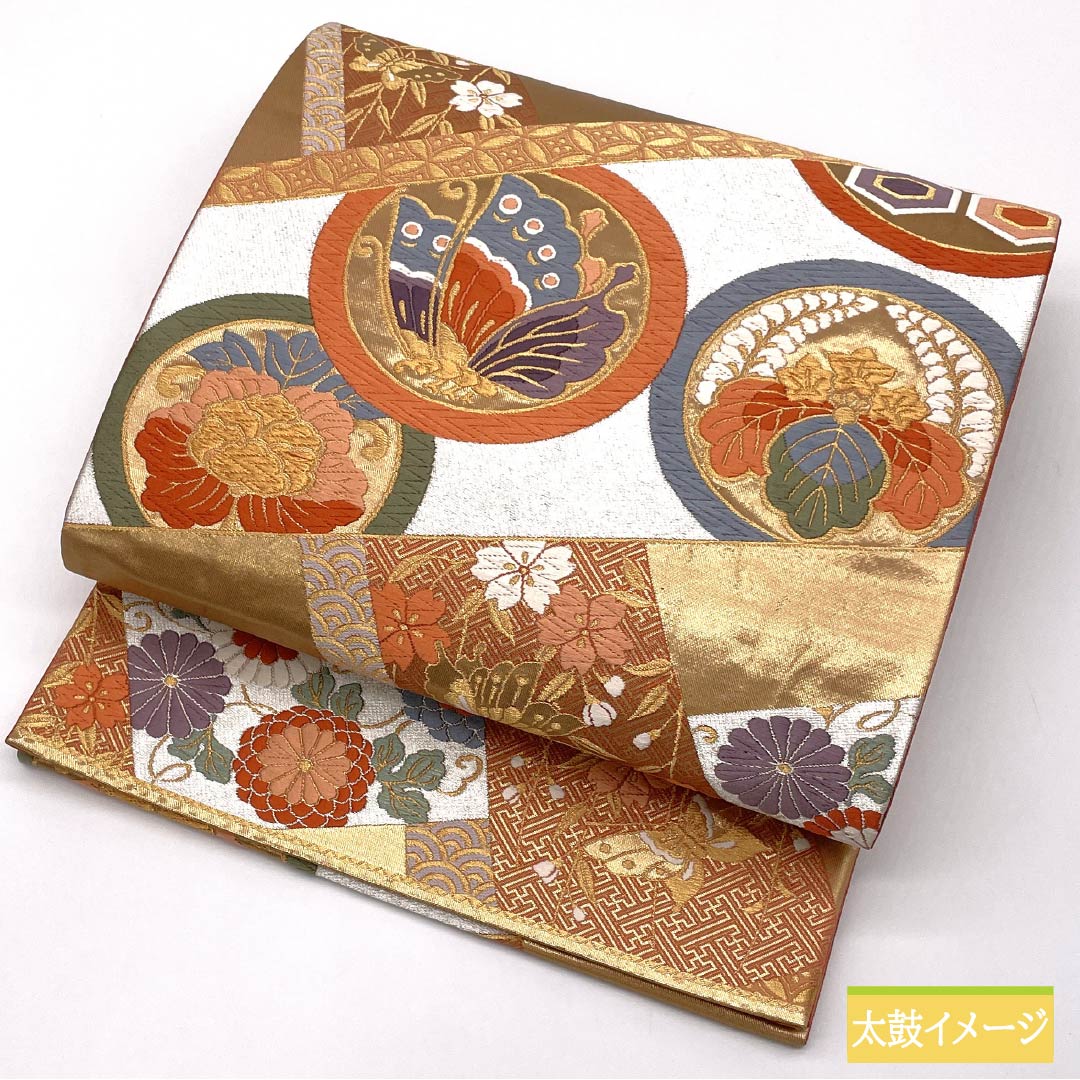 Pure silk obi for furisode (long-sleeved kimono), featuring auspicious motifs such as round crests, Chinese flowers, and butterflies. Length: 434cm. A-rank. Six-fold obi. Formal. Gold. Product number: 1123014273321