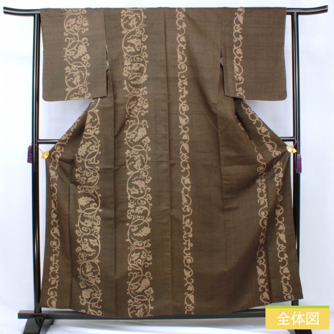 紬 正絹 Bランク 身丈160.5cm 裄丈62.5cm 橡鼠色(つるばみねずいろ) 生紬 唐草 作家物 袷 茶系 1116004704414
