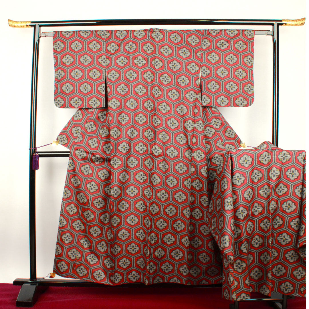Murayama Oshima Length 151.5cm Sleeve length 62cm Dark red ensemble Tortoiseshell and plum Pure silk A rank Awase Red 1116001633212