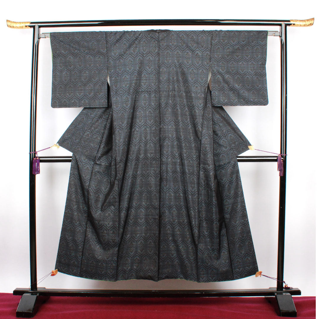 大島紬 身丈142.5cm 裄丈63cm 緯総絣 幾何学模様 正絹 Sランク 袷 紺系 1116001622118