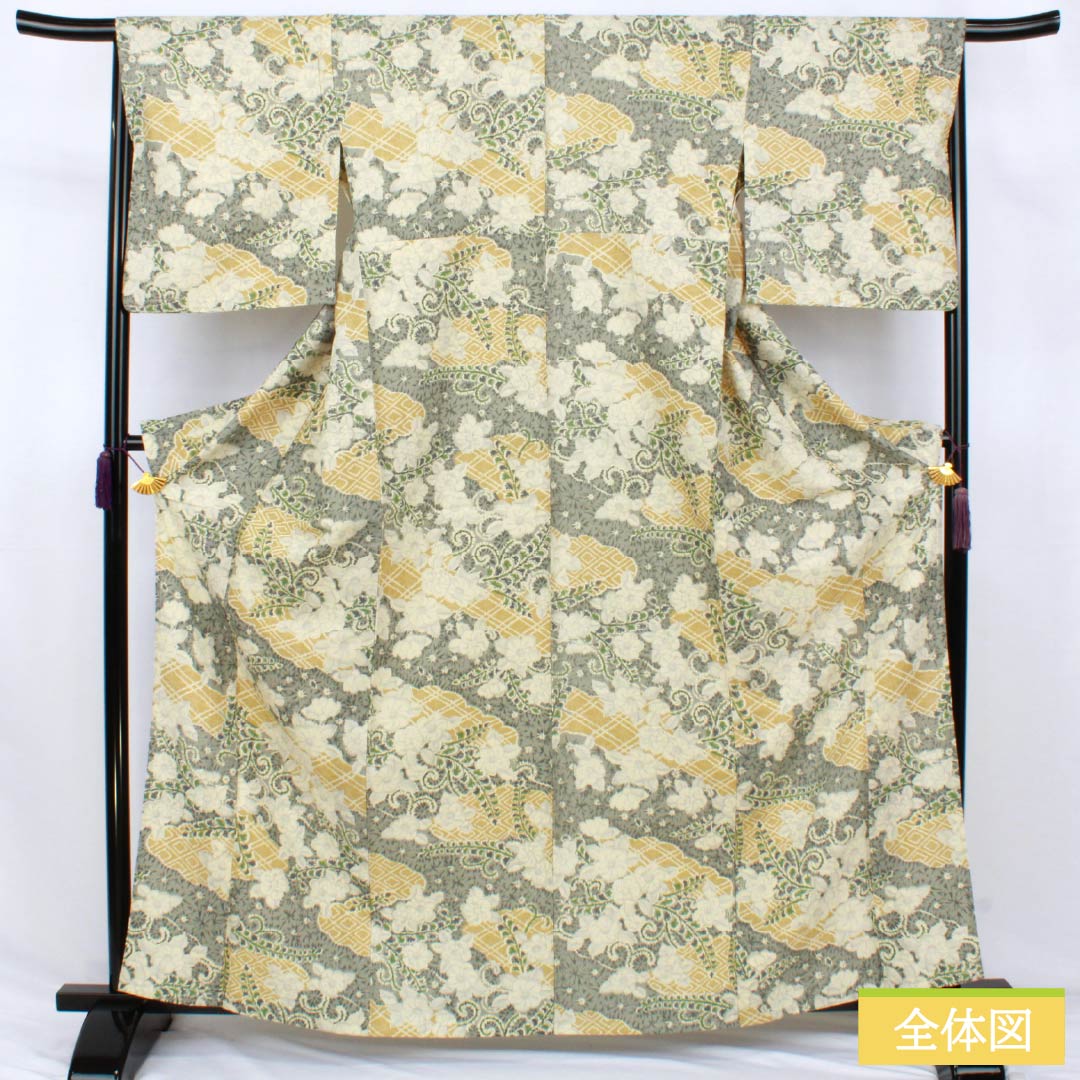 Kimono (Komon style) polyester, S rank. Length 164cm, Sleeve-to-sleeve 67cm. Unlined. Rikyu-nezumi (grayish brown) color. Stencil-dyed with cloud and petal patterns. Washable kimono. Gray-tone. 1115008022422