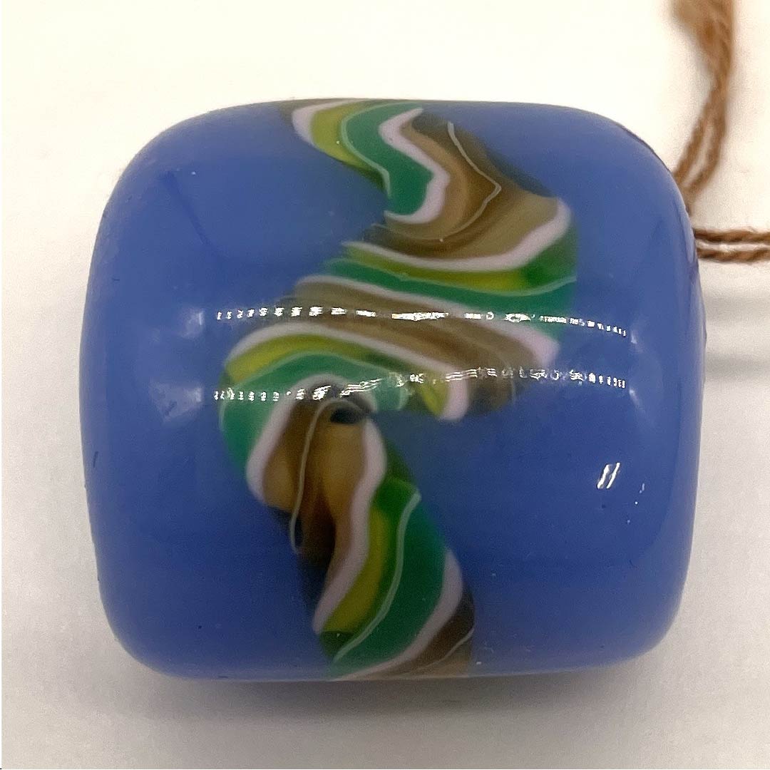 (新古品) 帯留め 陶磁器 カジュアル 移色(うつしいろ) トンボ玉 螺旋 幾何学模様 長さ約2.5cm 幅約2cm Sランク 水色系 1137000242924