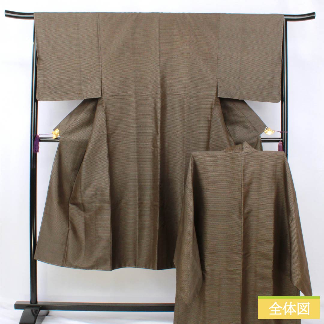 男物 正絹 Sランク 身丈136.5cm 裄丈66cm 煤色(すすいろ) 亀甲 しつけ糸付き アンサンブル 袷 茶系 1119001412314