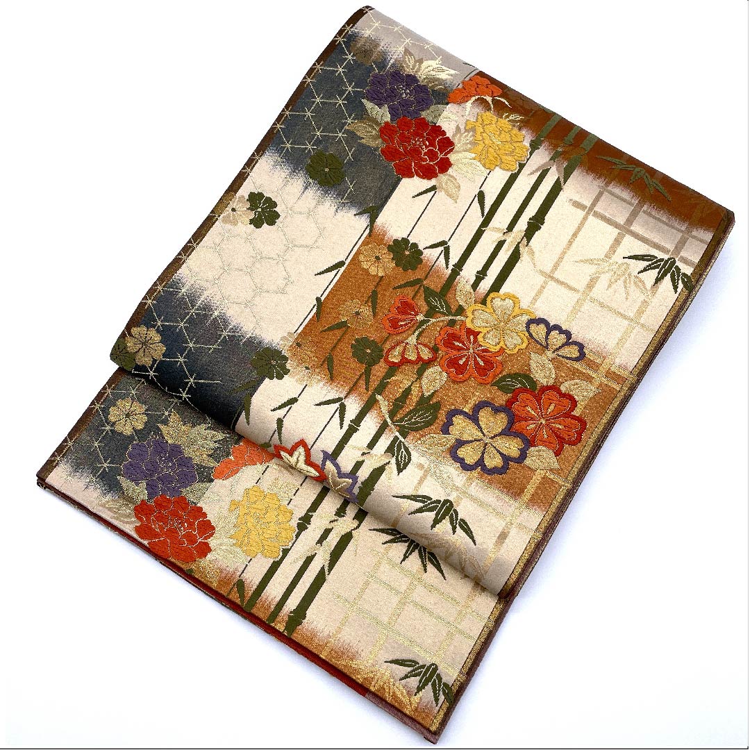 袋帯 生成り色(きなりいろ) 変わり市松 牡丹 竹 桜 帯丈426cm 正絹 Aランク 六通 セミフォーマル グラデーション系 1123007953399