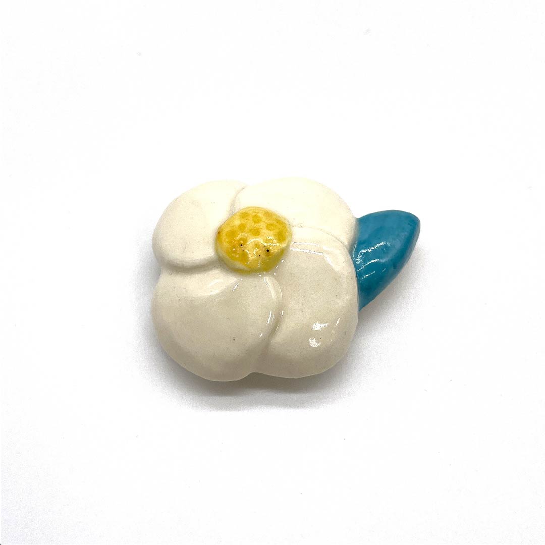 (新古品) 帯留め 陶磁器 カジュアル 乳白色(にゅうはくしょく) 陶器 椿 花 長さ約4cm 幅約5.5cm Sランク 白系 1137000452911