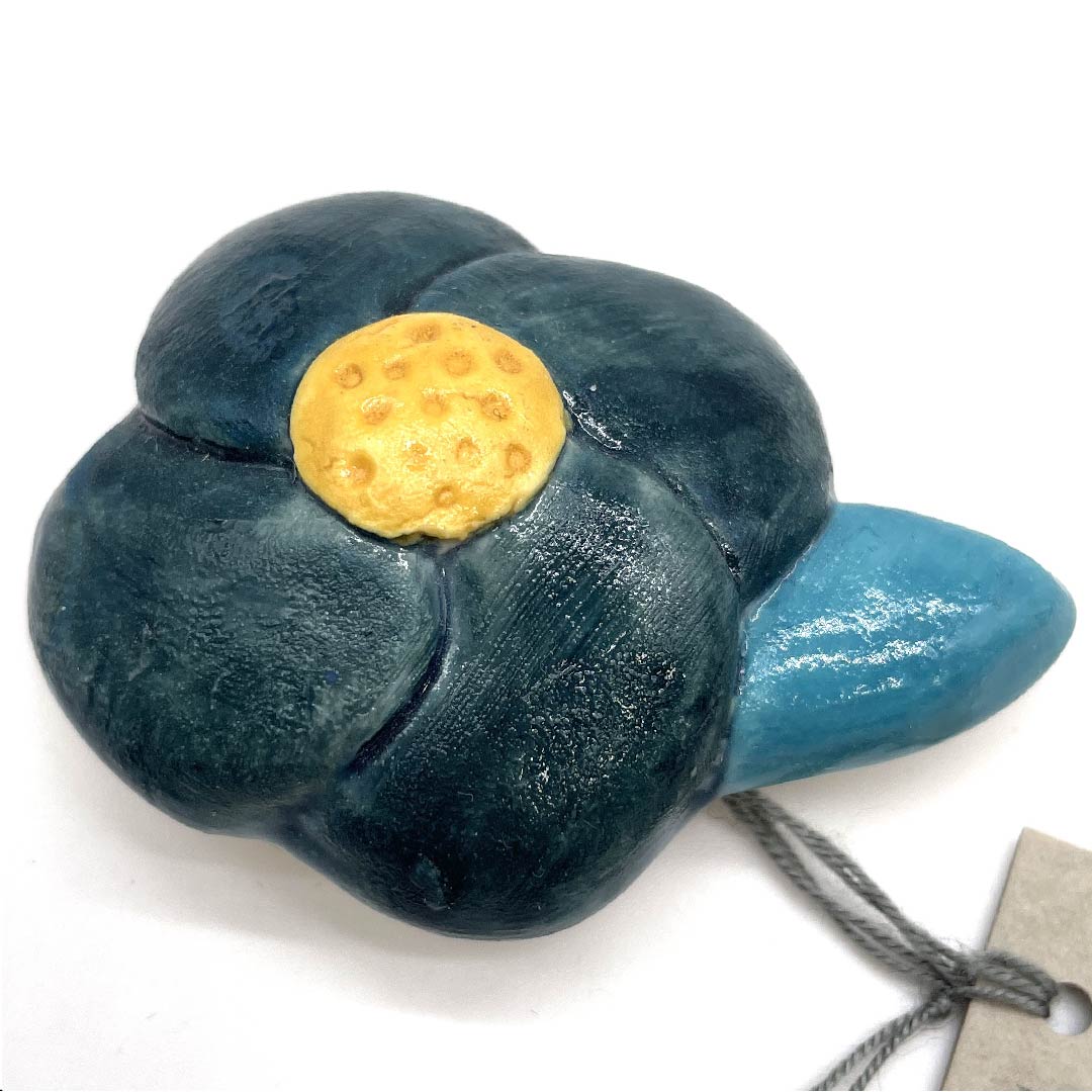 (新古品) 帯留め 陶磁器 カジュアル 深藍色(ふかきあいいろ) 陶器 椿 花 長さ約4cm 幅約5cm Sランク 緑系 1137000112919