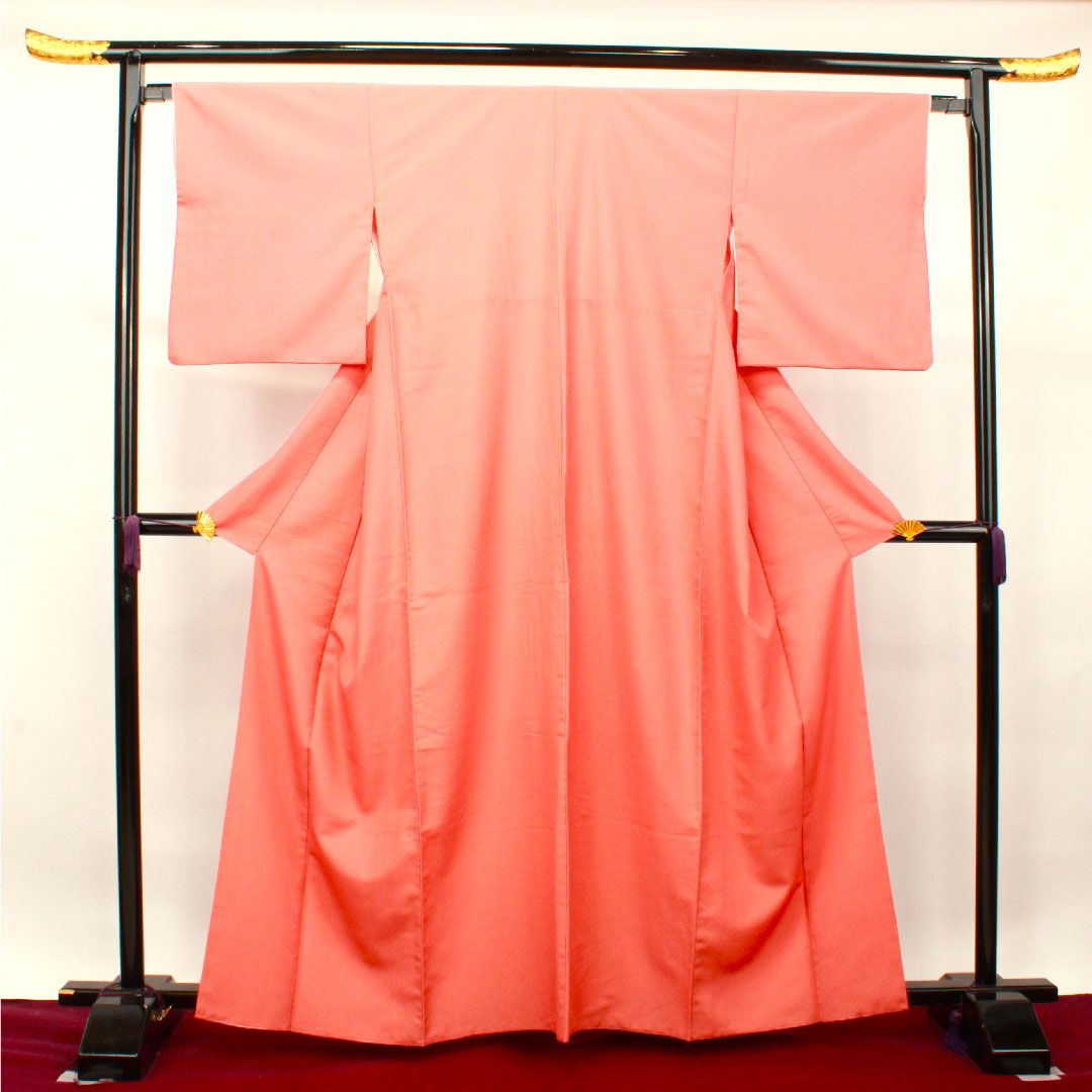 色無地 ポリエステル 珊瑚色 素無地 洗える着物 身丈163cm 裄丈65.5cm 袷 Bランク 朱系 1114001054416