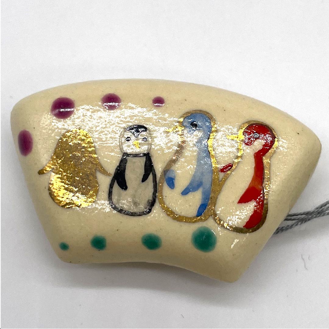 (新古品) 帯留め 陶磁器 カジュアル 薄卵色(うすたまごいろ) 清水焼 ペンギン 動物 長さ約3cm 幅約4.5cm Sランク ベージュ系 1137000222925