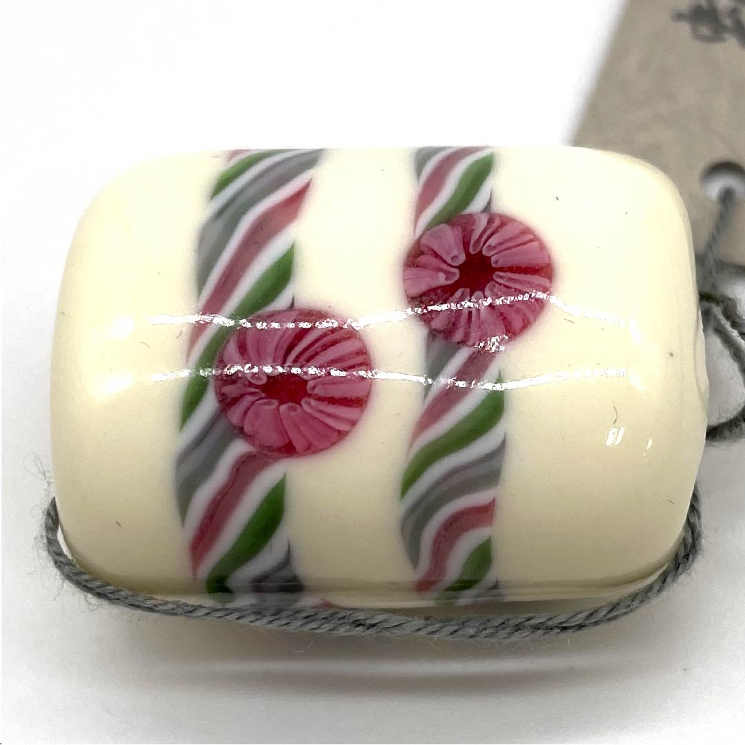(New old stock) Obi fastener, ceramic, casual, milky white, glass bead, flower, stripes, length approx. 2.5cm, width approx. 3cm, S rank, white, 1137000092911