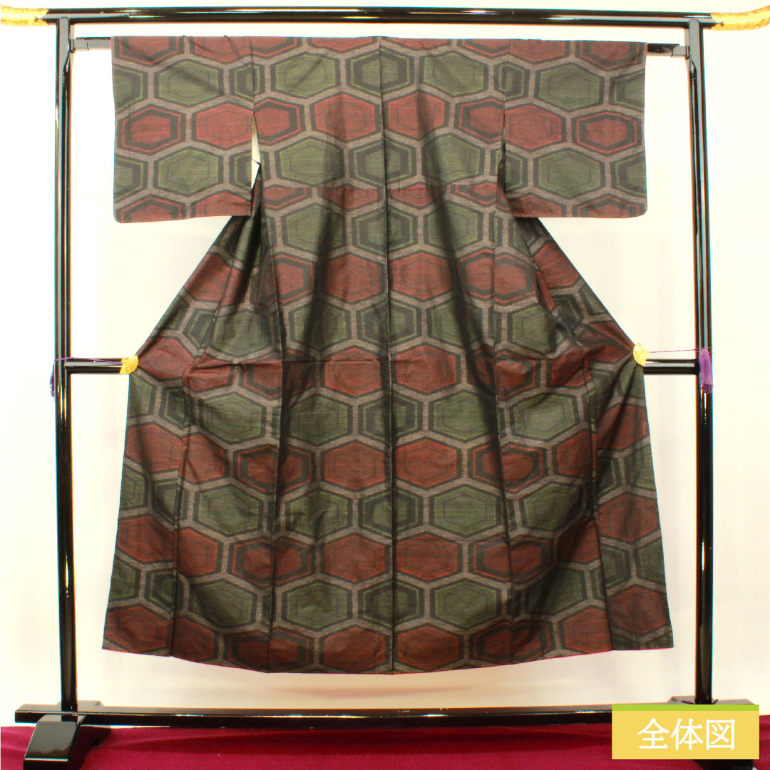 大島紬 正絹 身丈150cm 裄丈62.5cm 緯総絣 亀甲模様 Sランク 袷 黒系 1116003312110