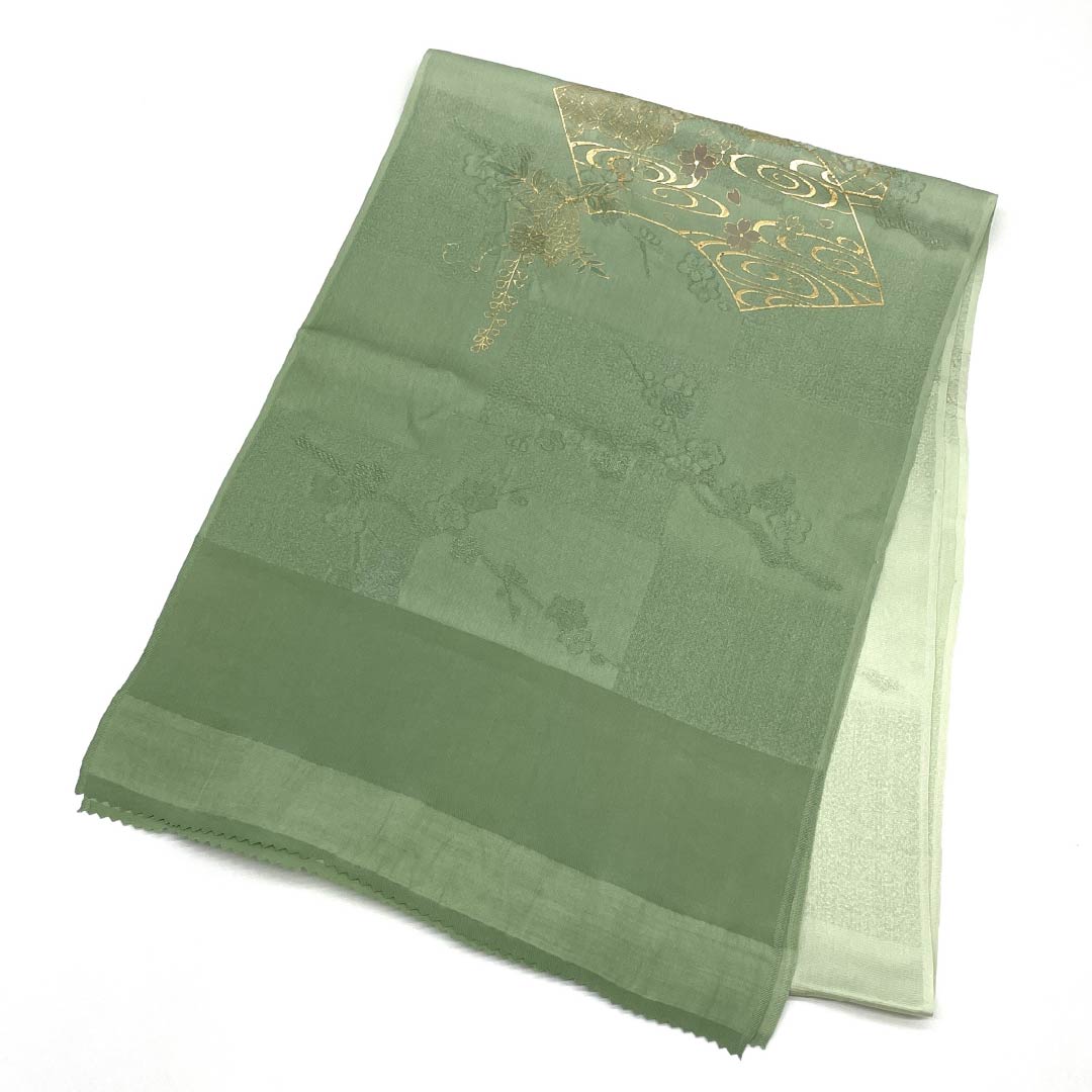 Formal obiage (sash) made of pure silk, S-rank, in a light green Uraha (back leaf) color. Fan design featuring cherry blossoms. Length: approx. 168cm, Width: approx. 29cm. Green. Product code: 1136002302919