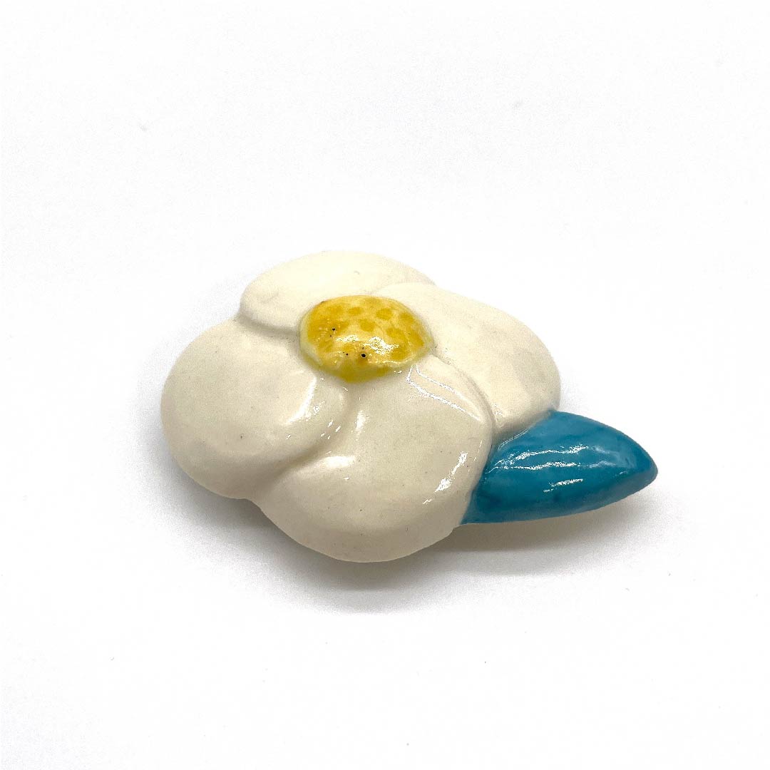 (新古品) 帯留め 陶磁器 カジュアル 乳白色(にゅうはくしょく) 陶器 椿 花 長さ約4cm 幅約5.5cm Sランク 白系 1137000452911