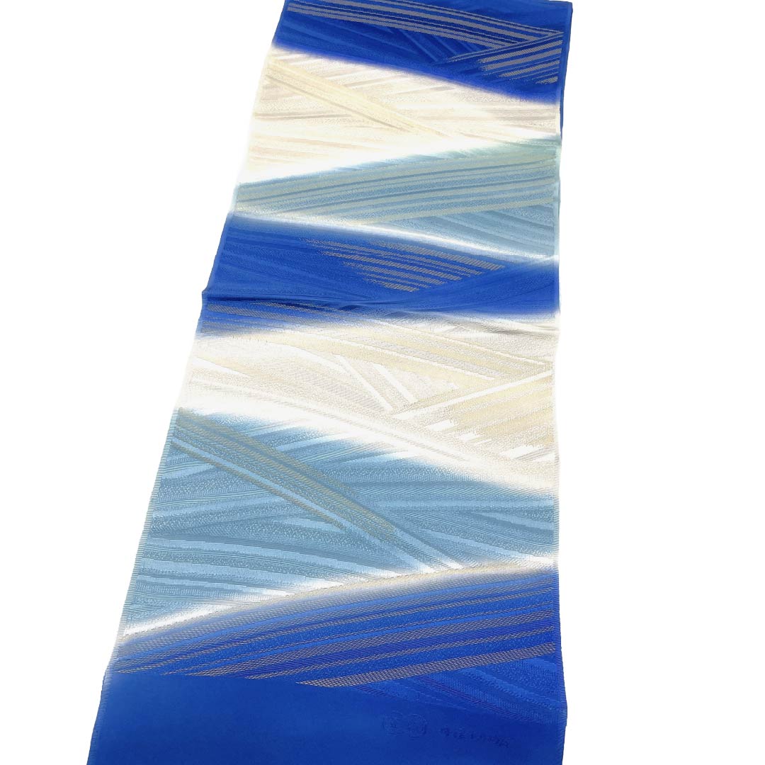Unused item. Obiage (kimono sash accessory) made of pure silk. NEW rank. Dark blue with a gradient geometric pattern. Tango chirimen (silk crepe). Approximately 188cm in length and 31cm in width. Blue family. 1136003291917