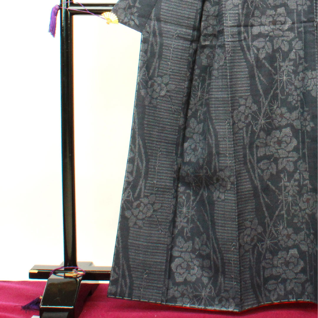 Yuki Tsumugi Length 165.5cm Sleeve length 63cm Navy blue Floral pattern Pure silk S rank Awase Gray 1116002192522
