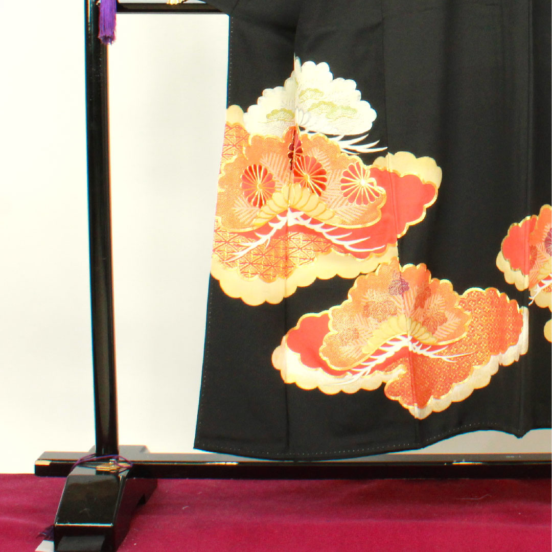 Black Tomesode, Length 153cm, Sleeve Length 61.5cm, Lined, Kyoto Yuzen, Pine, Chrysanthemum, Circle with Sword and Butterfly, Pure Silk, A Rank, Five Crests, Black, 1111001003210