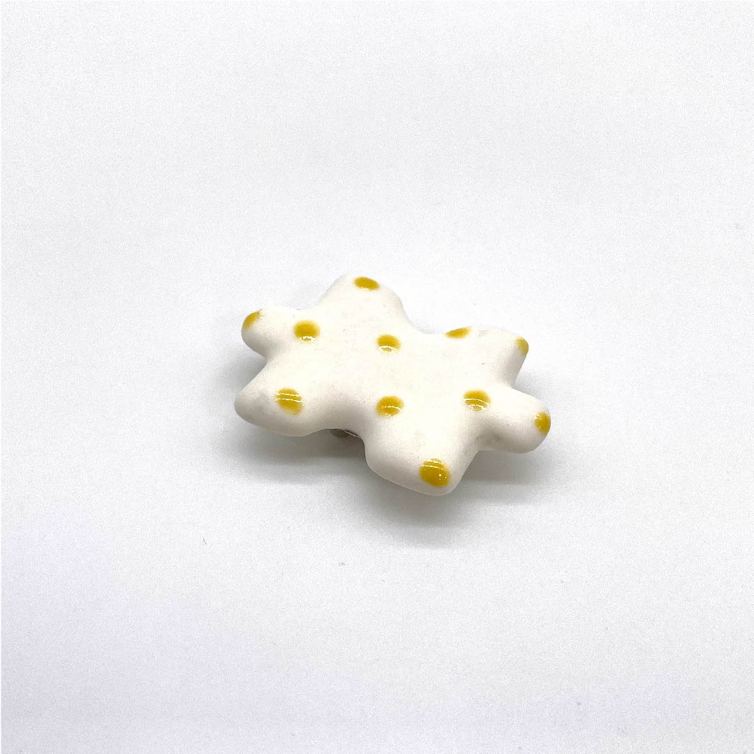 (新古品) 帯留め 陶磁器 カジュアル 白色(しろいろ) 陶器 パズル 長さ約3cm 幅約4cm Sランク 白系 1137000422911