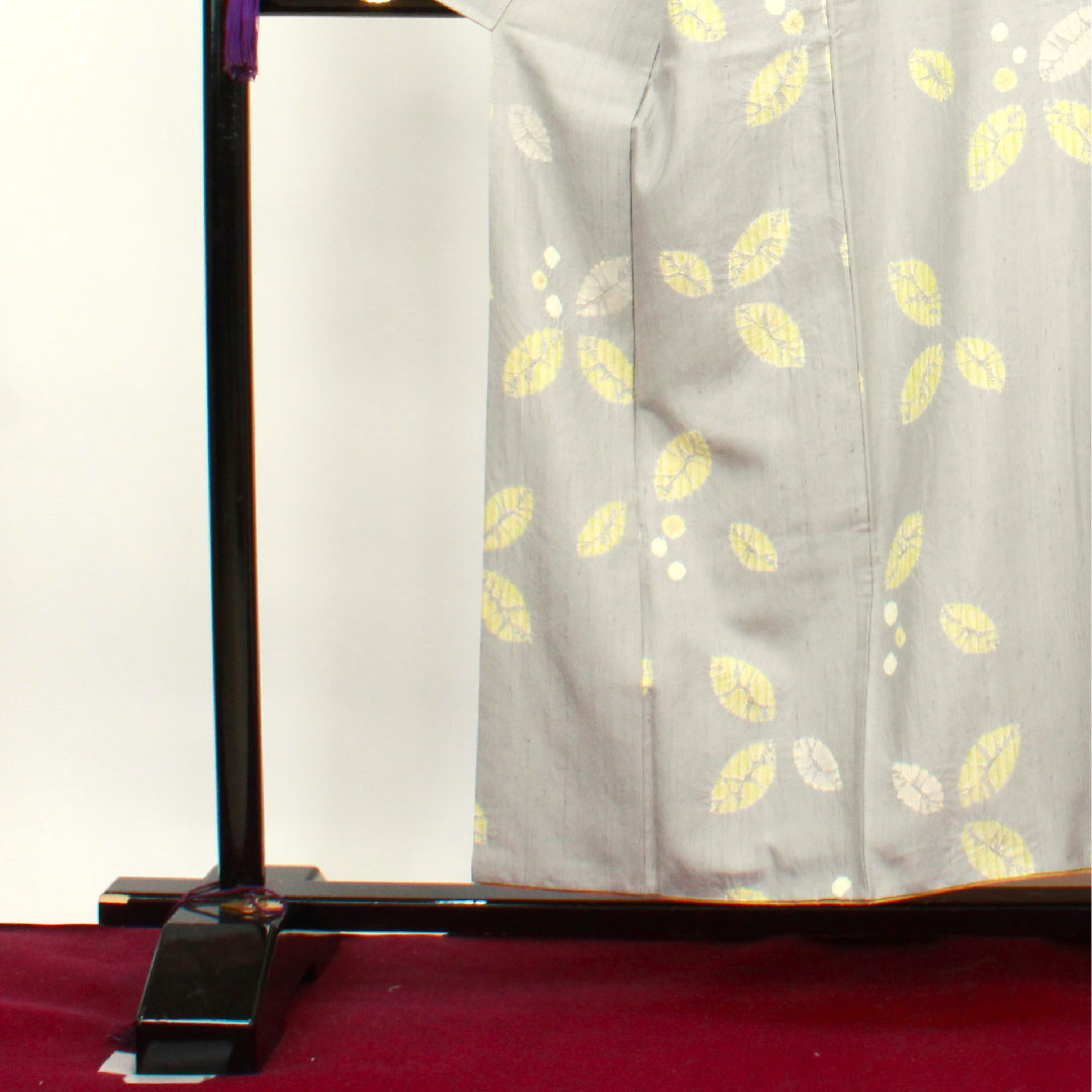小紋 身丈154.5cm 裄丈62.5cm 袷 銀灰色 紬地 絞り 葉っぱ 正絹 Sランク グレー系 1115003242222
