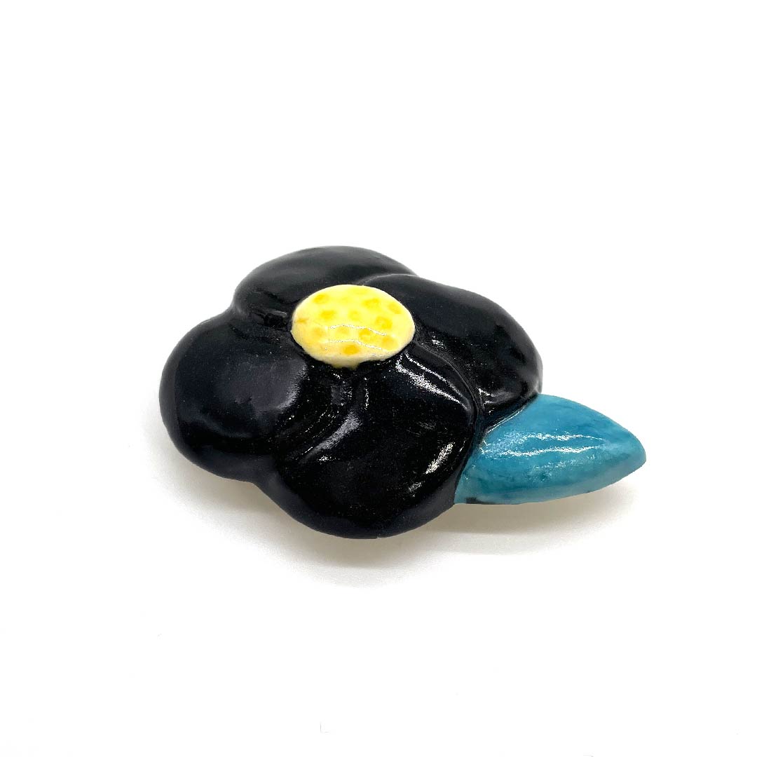(新古品) 帯留め 陶磁器 カジュアル 黒色(くろいろ) 陶器 椿 花 長さ約4cm 幅約5cm Sランク 黒系 1137000382910