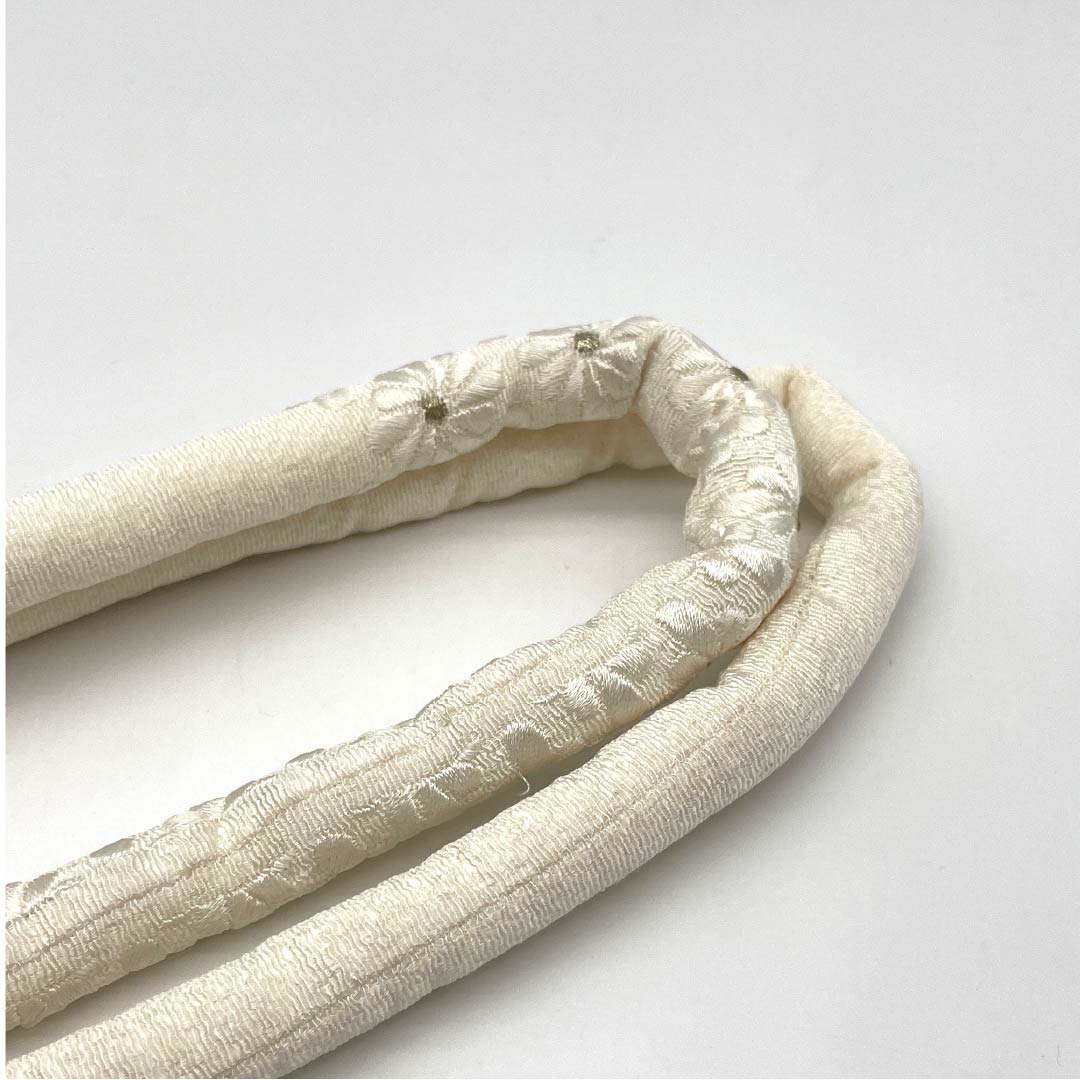 帯締め Aランク 乳白色(にゅうはくしょく) 振袖用 丸ぐけ 刺繍 長さ約173cm 幅約1.6cm フォーマル 白系 1135004213411
