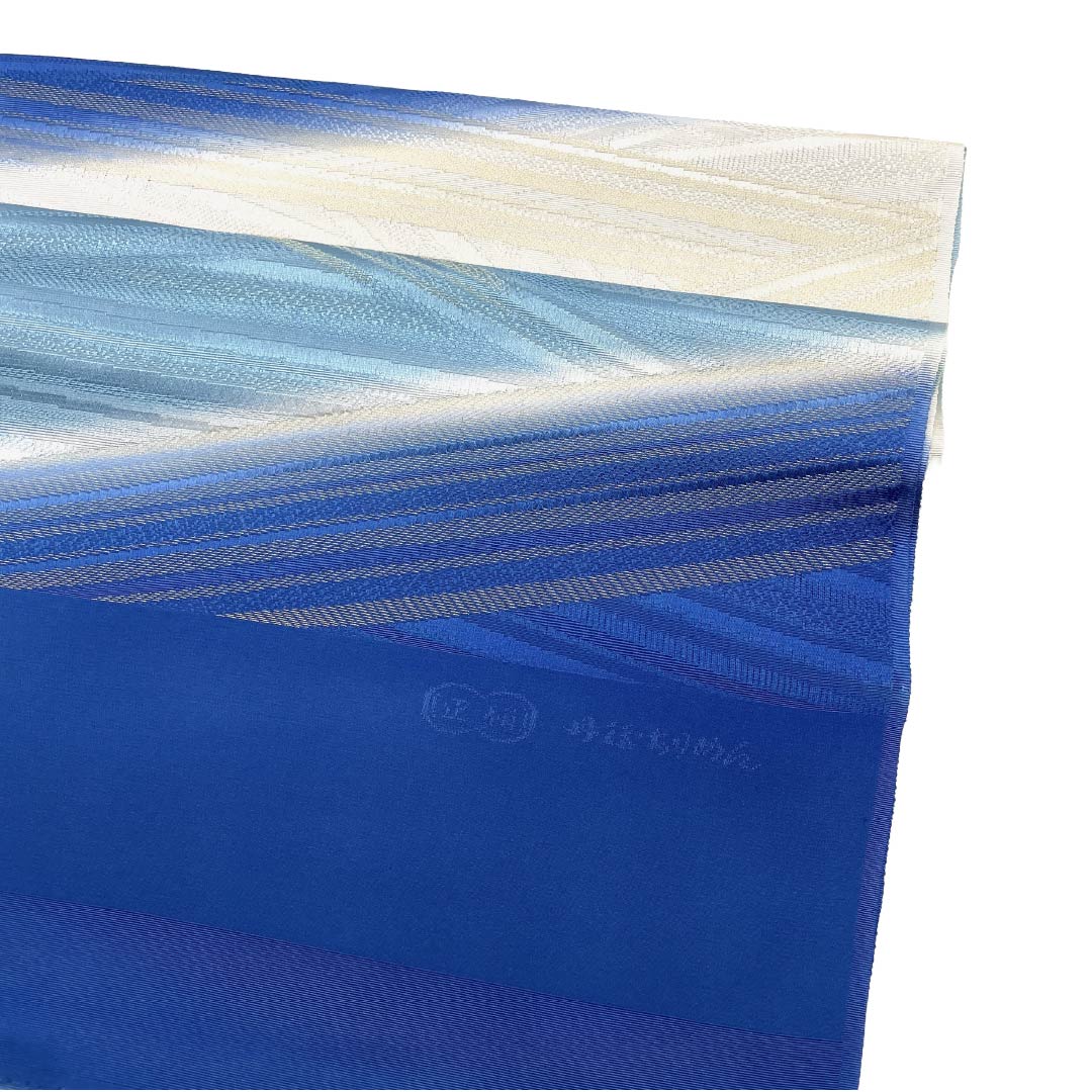 Unused item. Obiage (kimono sash accessory) made of pure silk. NEW rank. Dark blue with a gradient geometric pattern. Tango chirimen (silk crepe). Approximately 188cm in length and 31cm in width. Blue family. 1136003291917