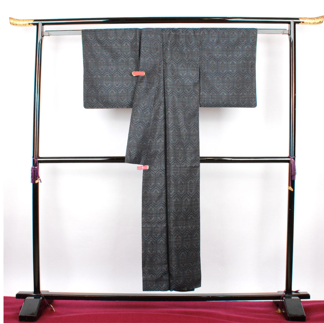 大島紬 身丈142.5cm 裄丈63cm 緯総絣 幾何学模様 正絹 Sランク 袷 紺系 1116001622118