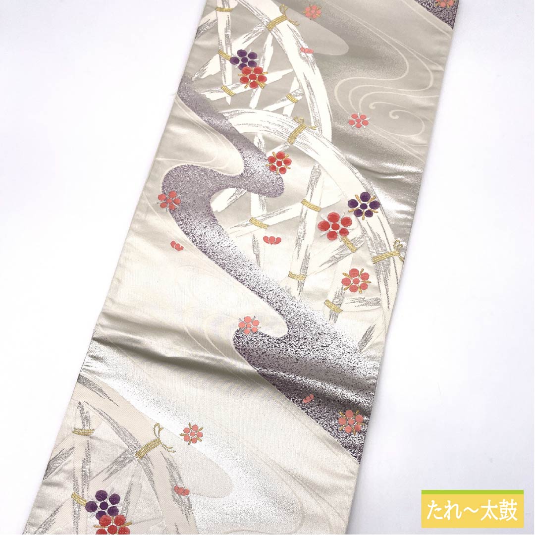 Formal obi with a bamboo fence, flowing water, and plum blossom motif, made of pure silk and S-rank. Suitable for formal wear with a formal kimono. Length: 432cm. Features a six-fold hem. Silver finish. Product number: 1123015362322.