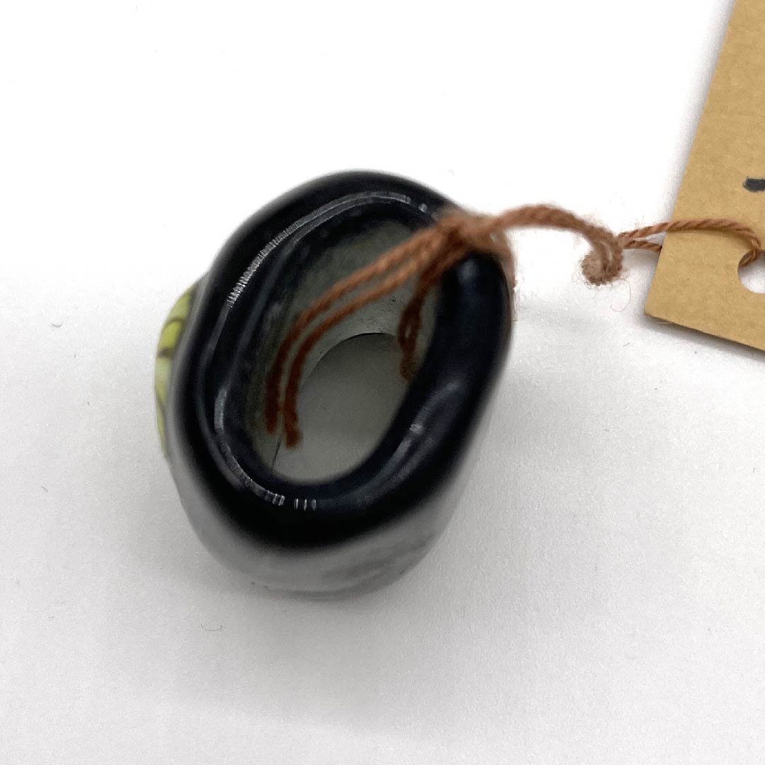(新古品) 帯留め 陶磁器 カジュアル 涅色(くりいろ) トンボ玉 螺旋 花 長さ約2.5cm 幅約2cm Sランク 黒系 1137000232910