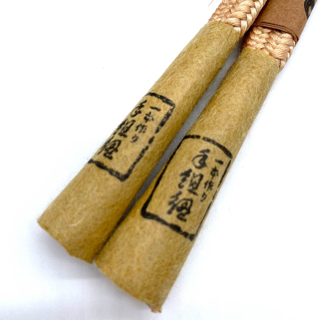(新古品) 帯締め 正絹 四分紐 薄柿色(うすがきいろ) 手組紐 冠紐 京焼帯留め 長さ約136cm 幅約1cm カジュアル Sランク 橙系 1135000012326