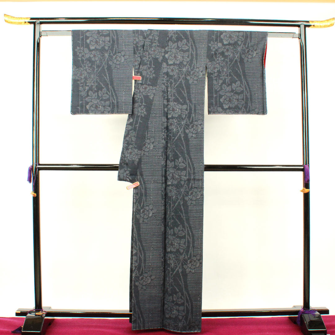 Yuki Tsumugi Length 165.5cm Sleeve length 63cm Navy blue Floral pattern Pure silk S rank Awase Gray 1116002192522
