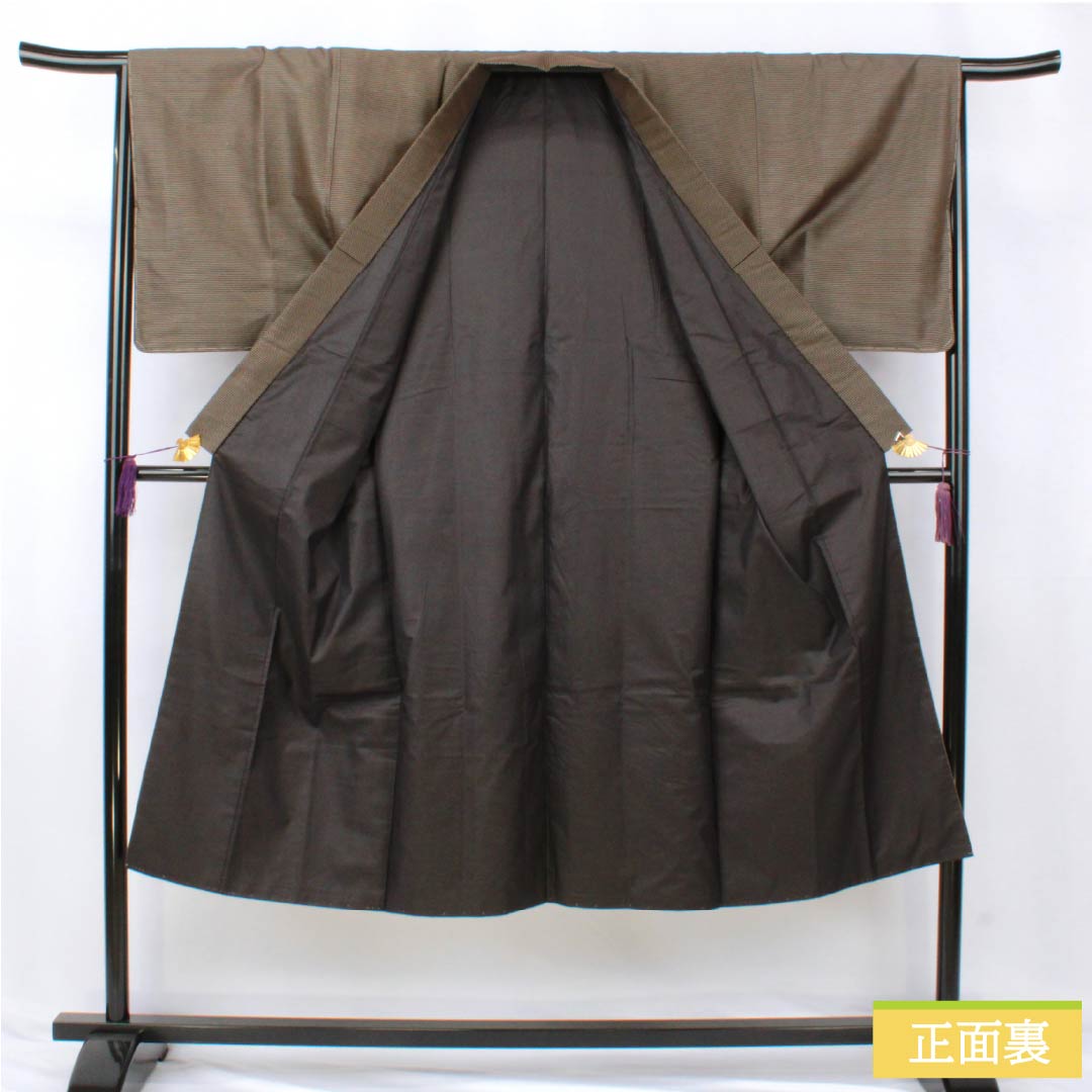 男物 正絹 Sランク 身丈136.5cm 裄丈66cm 煤色(すすいろ) 亀甲 しつけ糸付き アンサンブル 袷 茶系 1119001412314