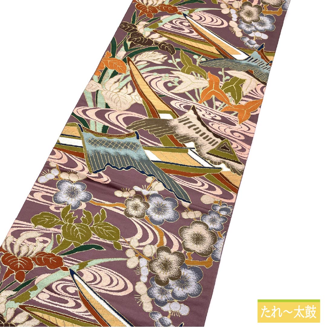 Formal, purple-hued, pure silk obi (hatobairo) for formal wear with a formal kimono (tomesode) by Hakuryoen Oba. Features a Kanze Ryusui (water flowing water) design and a boat motif. Length: 436cm. S-rank. Six-fold obi. Product code: 1123014182320.