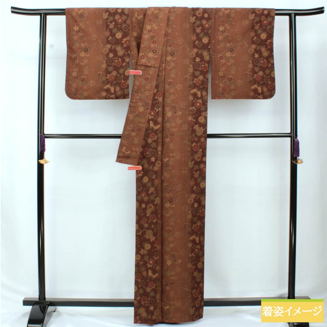 小紋 ポリエステル 身丈163cm 裄丈64.5cm 袷 焦色(こがれいろ) 煉瓦色(れんがいろ) 草花模様 蝶 洗える着物 Sランク 茶系 1115005992414