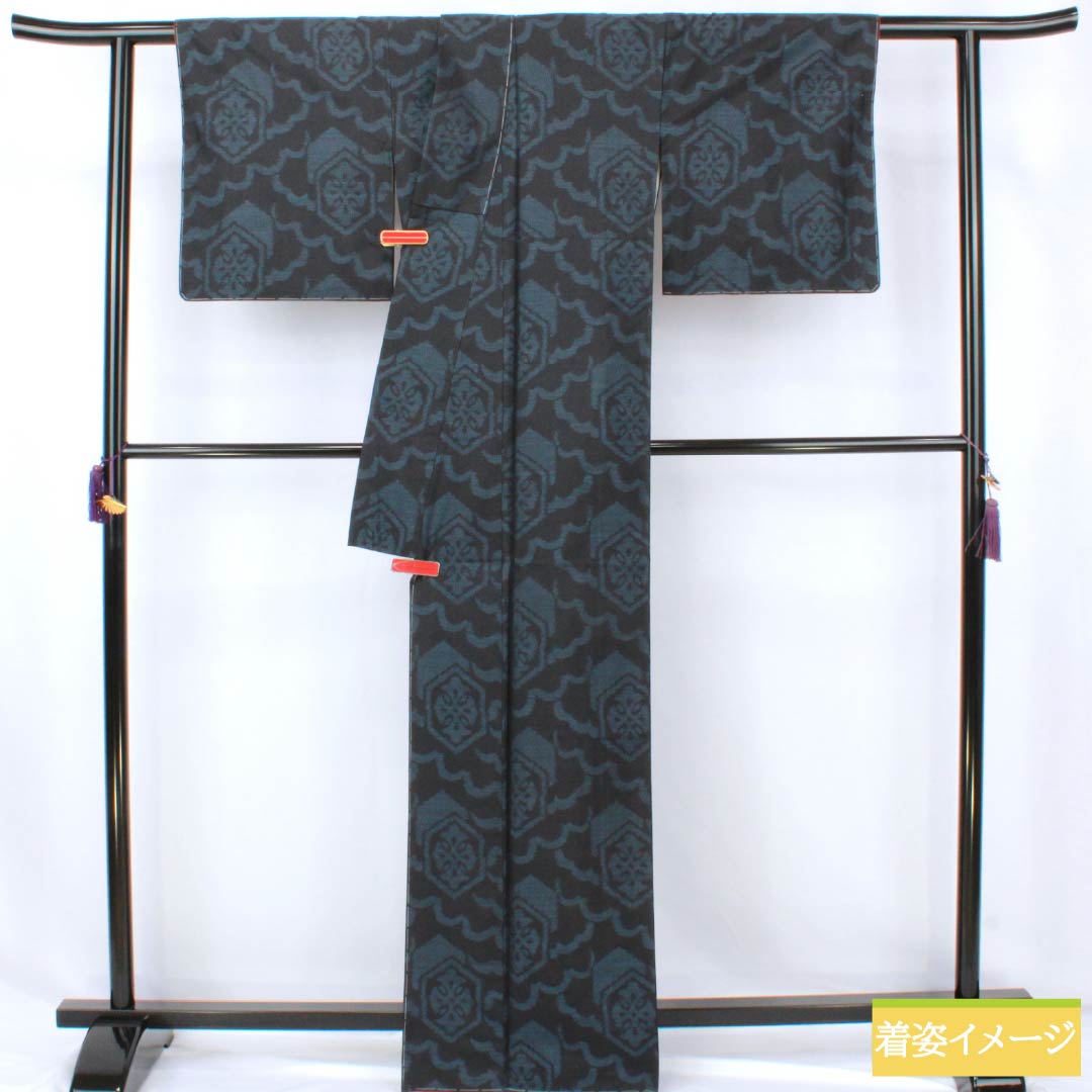 紬 正絹 Sランク 身丈165cm 裄丈65cm 相済茶色(あいすみちゃいろ) 大島紬 横双絣 幾何学模様 袷 紺系 1116004732518