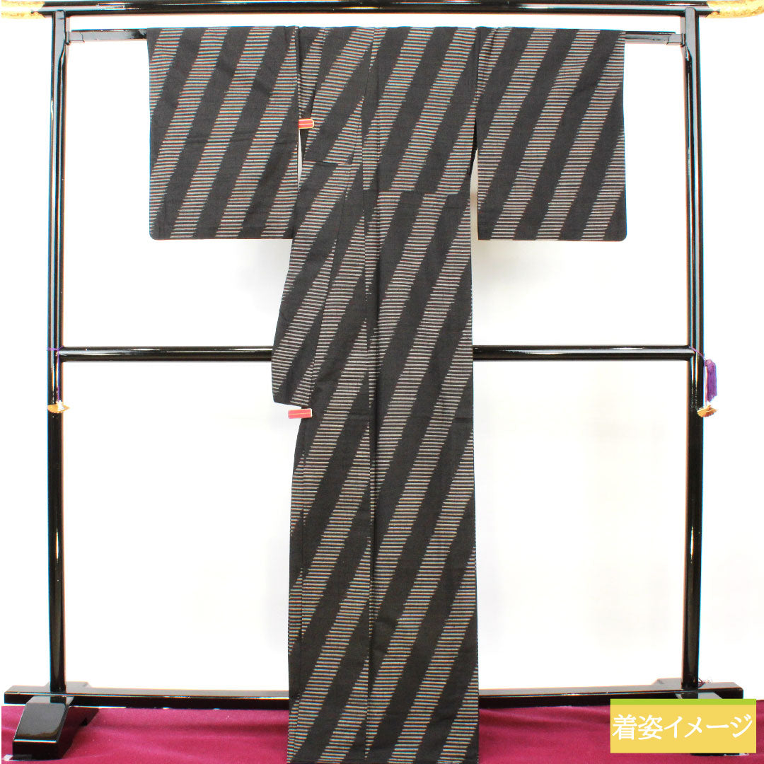 紬 正絹 身丈169cm 裄丈69cm 真綿紬 幾何学模様 Sランク 単衣 黒系 1116003702510