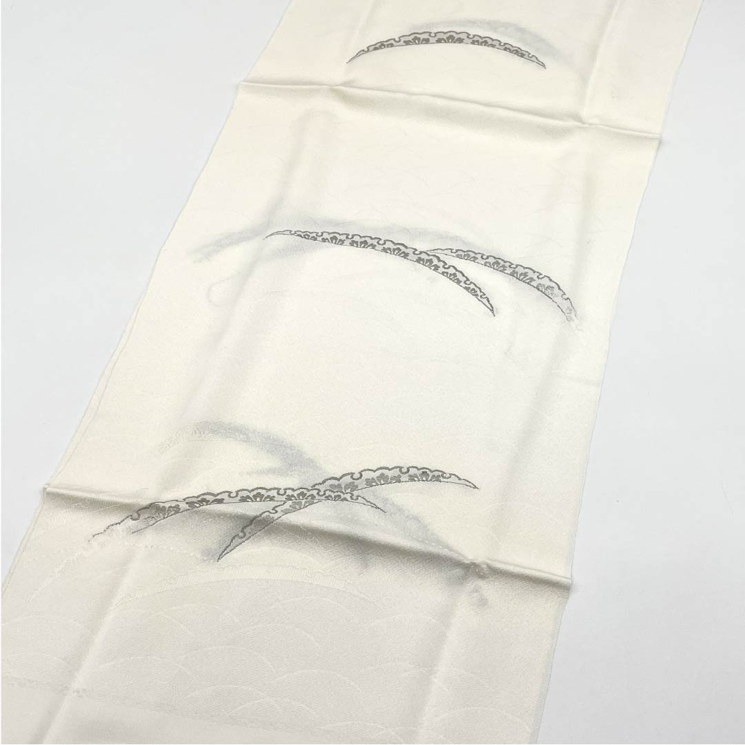 (Like new) Pure silk obijime and obiage set for formal kimono (tomesode) with dew-grass pattern. Suitable for weddings and receptions. Length: approximately 156cm, Width: approximately 1.5cm. White, S rank. Product number: 1141000062311