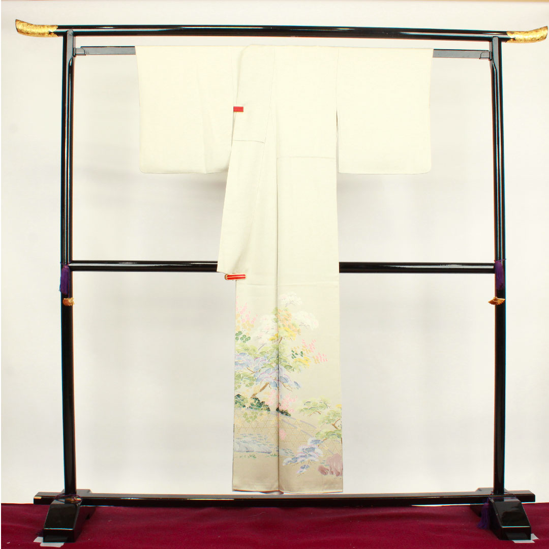 Colored Tomesode, Length 151cm, Sleeve length 61.5cm, Lined, Grayish white, Kyoto Yuzen, Floral pattern, Thin rings and quince, Pure silk, S rank, One crest, Gray, 1111001062222
