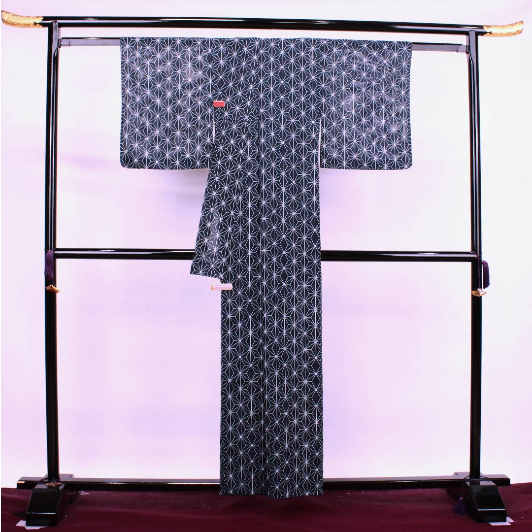 夏物 ポリエステル 小紋 身丈157.5cm 裄丈61.5cm 青墨色(あおずみいろ) 麻の葉 絽 Sランク 紺系 1132000252318
