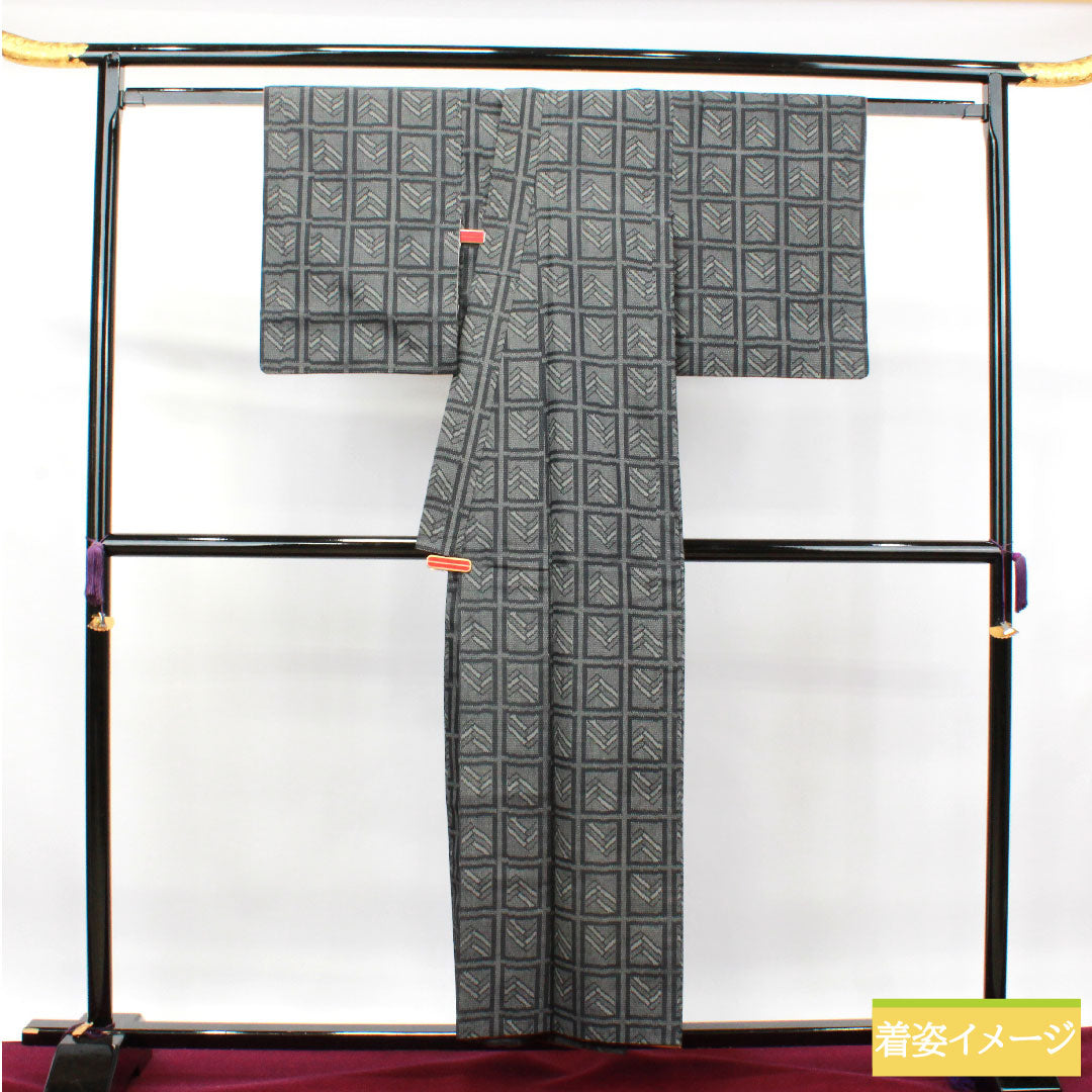 村山大島紬 正絹 身丈155cm 裄丈62.5cm 幾何学模様 Sランク 袷 黒系 1116002982310