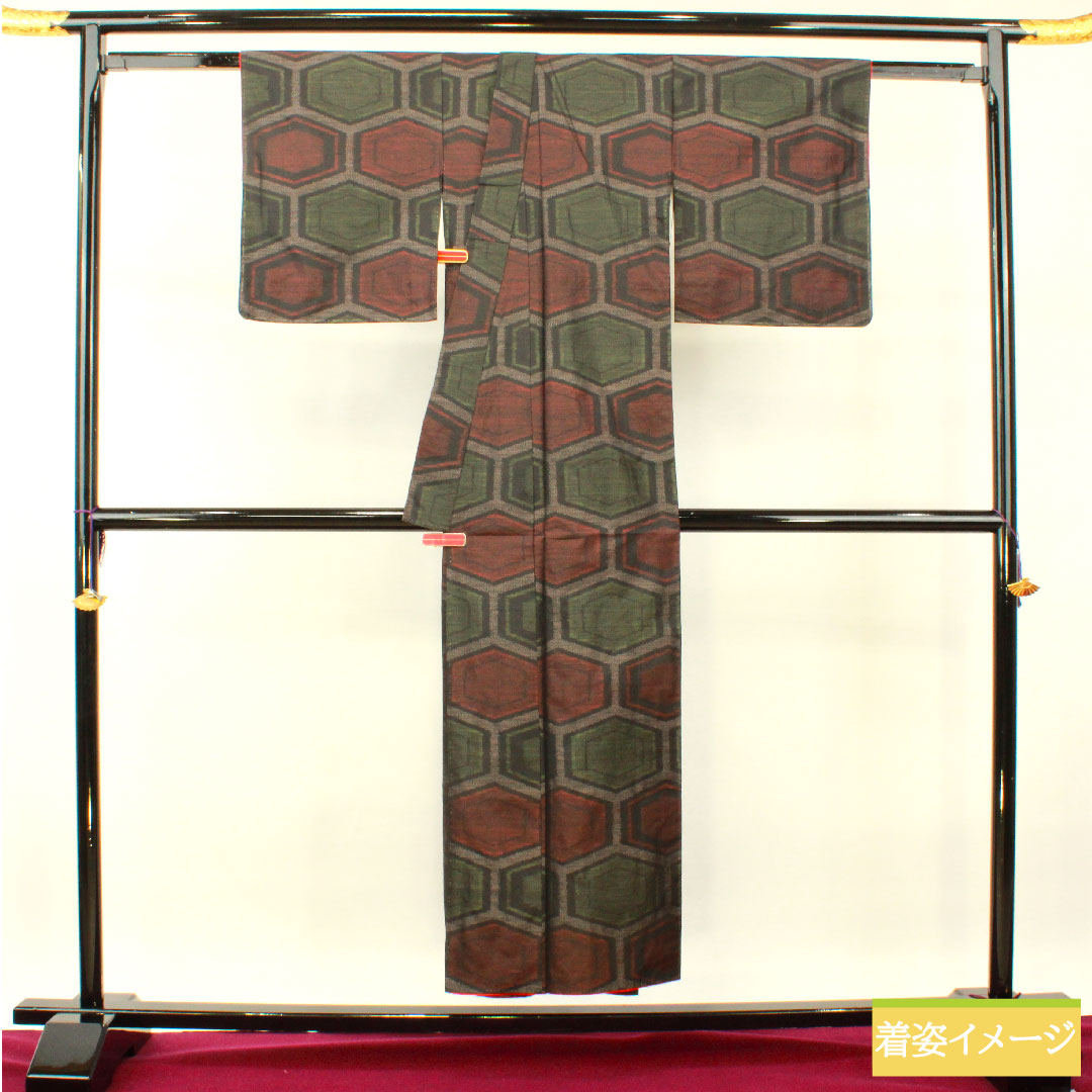大島紬 正絹 身丈150cm 裄丈62.5cm 緯総絣 亀甲模様 Sランク 袷 黒系 1116003312110