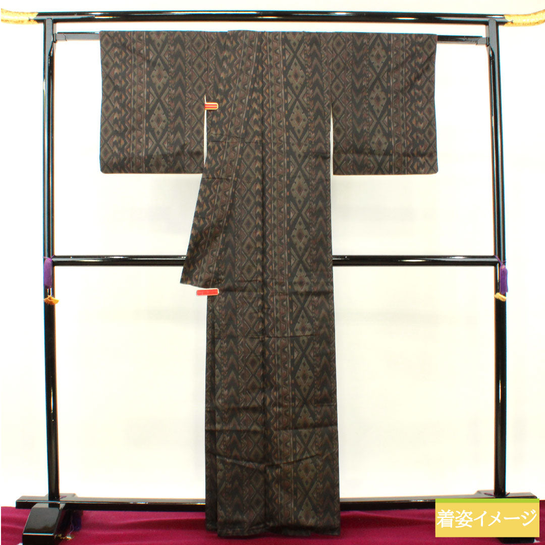 紬 正絹 身丈164.5cm 裄丈66.5cm 幾何学模様 スーパーゆーびガード Sランク 袷 黒系 1116003192410