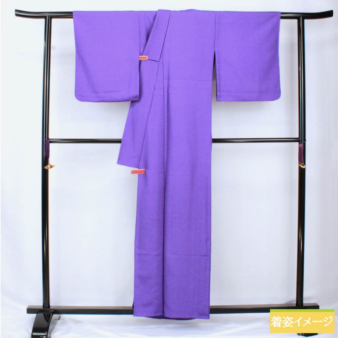 色無地 ポリエステル 身丈158.5cm 裄丈65.5cm 菫色(すみれいろ) 綸子 紗綾形 洗える着物 単衣 Sランク 紫系 1114002182320