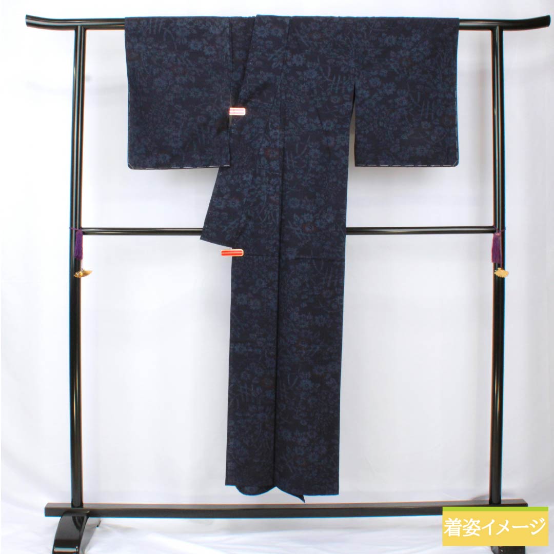 Pure silk tsumugi (pongee) with a floral pattern, length 149.5cm, sleeve length 62cm, brown (kachiiro) color, Yuki tsumugi, S rank, single layer, navy blue, product number 1116003772118