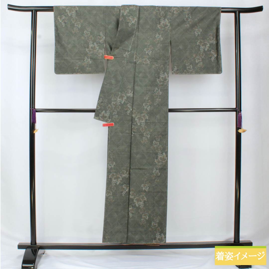 紬 正絹 Sランク 身丈152.5cm 裄丈62cm 黒橡色(くろつるばみいろ) 大島紬 横双絣 笹 袷 緑系 1116004142219