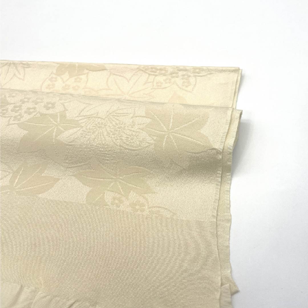 Obiage (sash sash) made of pure silk, S-rank, casual, milky white, featuring a classic autumn leaves pattern, approximately 153.6cm long and 23.5cm wide. Product number: 1136002012911