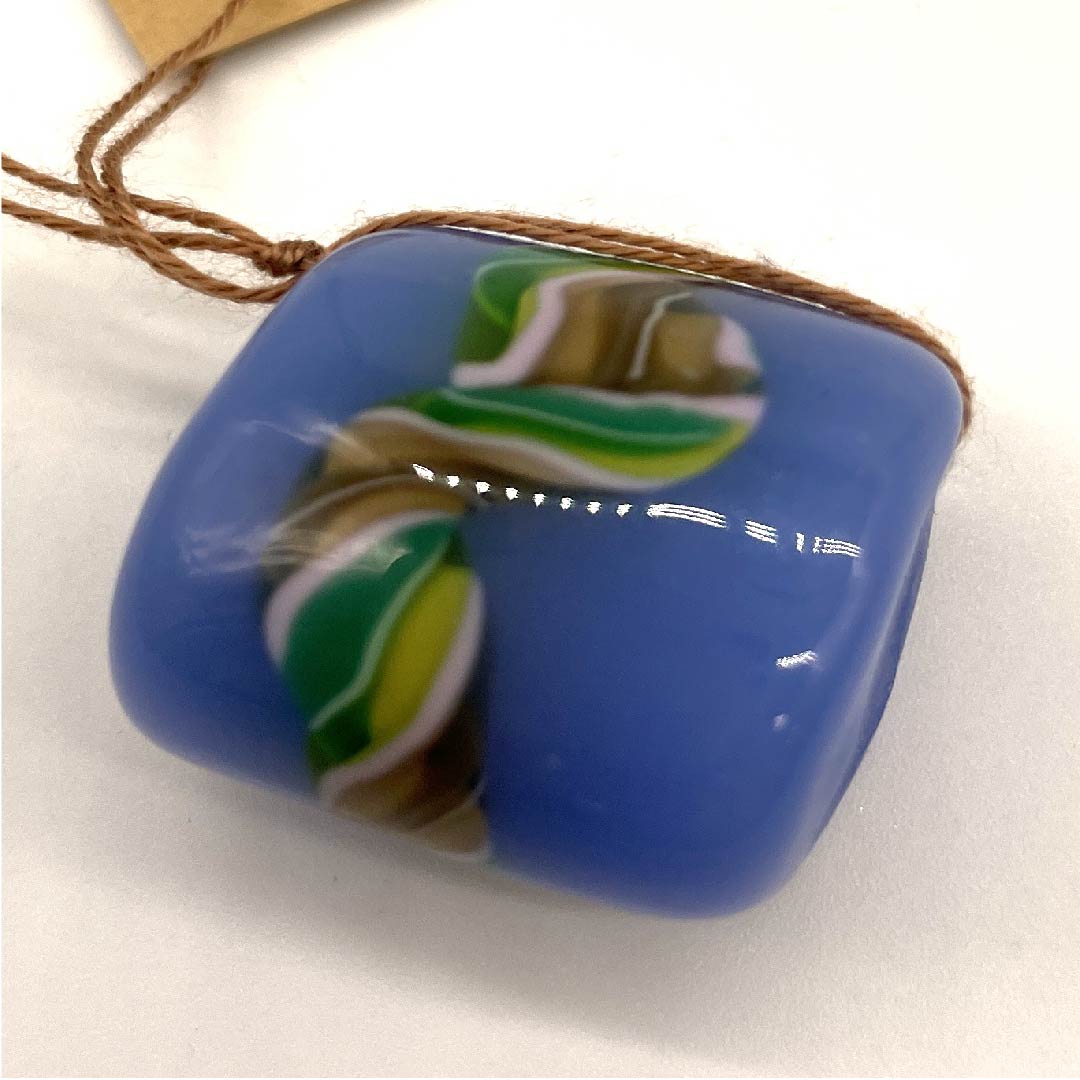(新古品) 帯留め 陶磁器 カジュアル 移色(うつしいろ) トンボ玉 螺旋 幾何学模様 長さ約2.5cm 幅約2cm Sランク 水色系 1137000242924