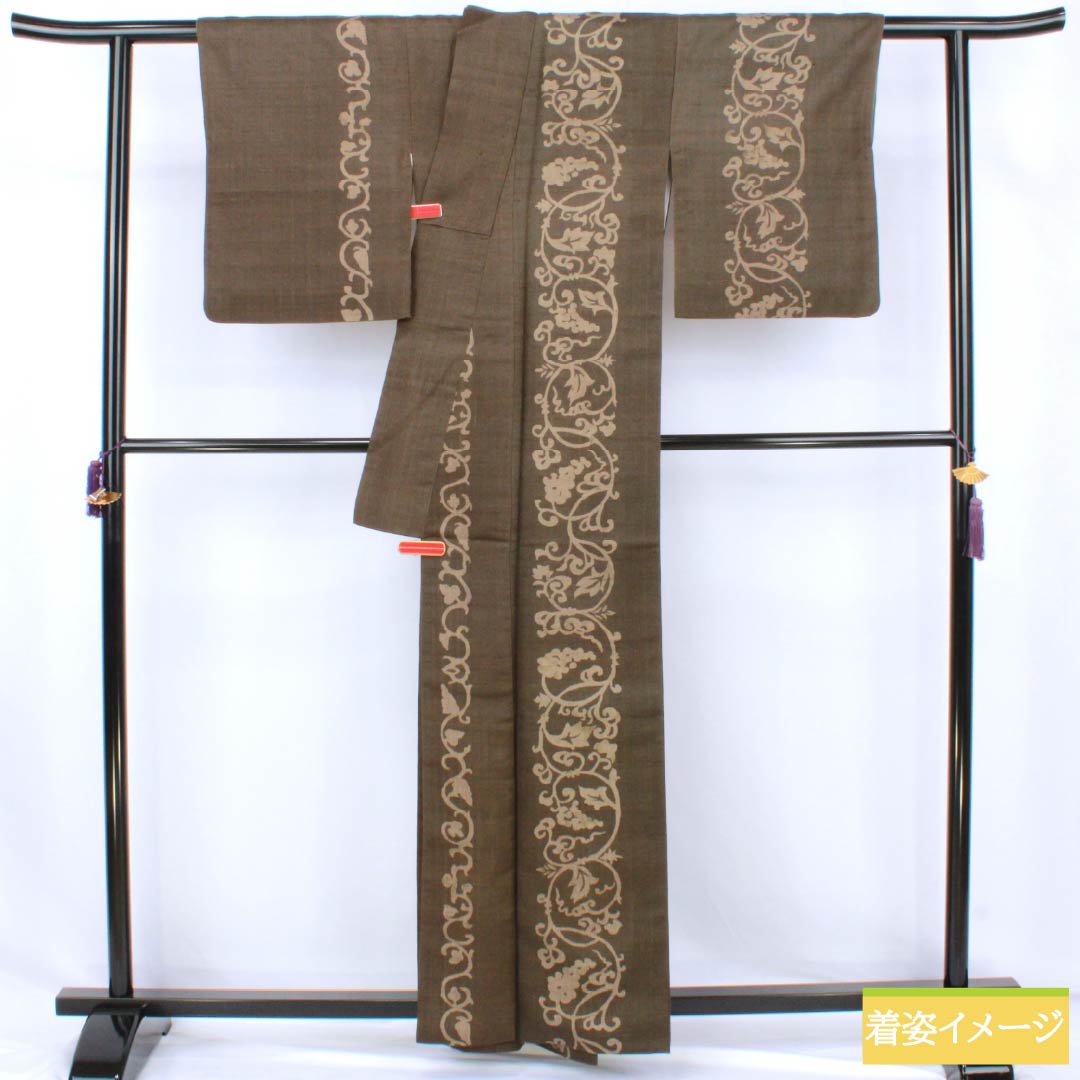 紬 正絹 Bランク 身丈160.5cm 裄丈62.5cm 橡鼠色(つるばみねずいろ) 生紬 唐草 作家物 袷 茶系 1116004704414