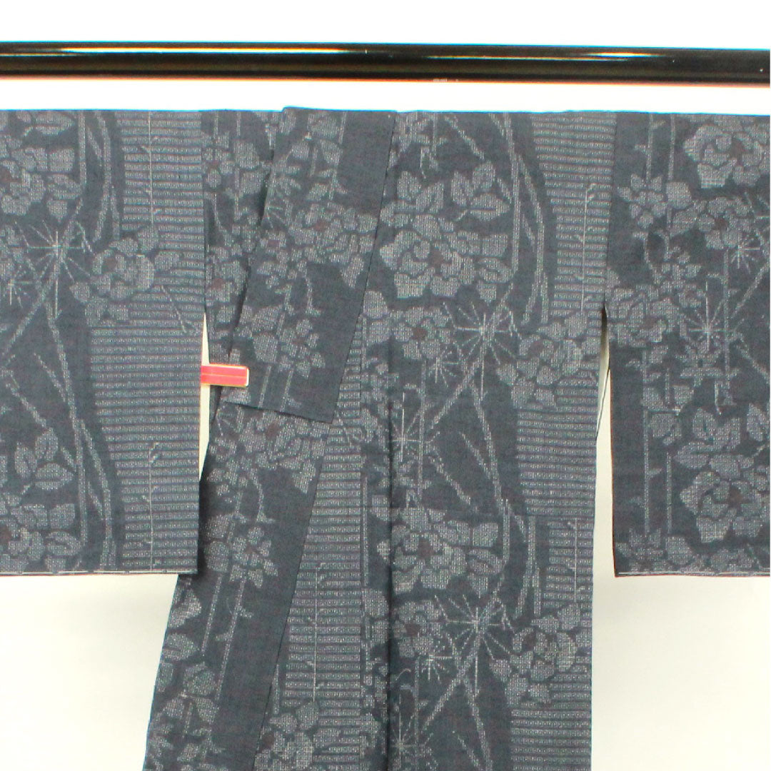 Yuki Tsumugi Length 165.5cm Sleeve length 63cm Navy blue Floral pattern Pure silk S rank Awase Gray 1116002192522